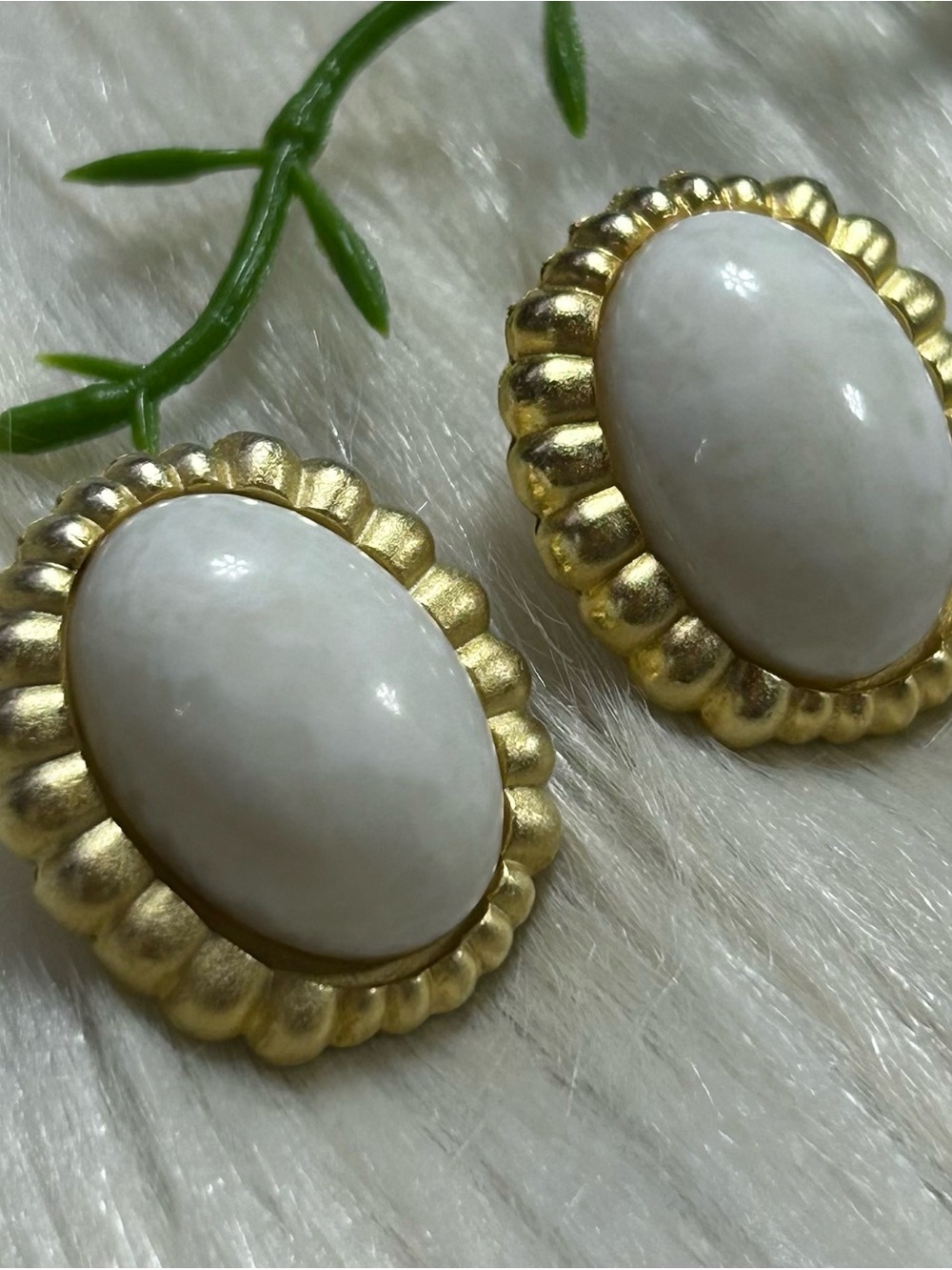 Vintage Oval cabochon gold tone Earrings